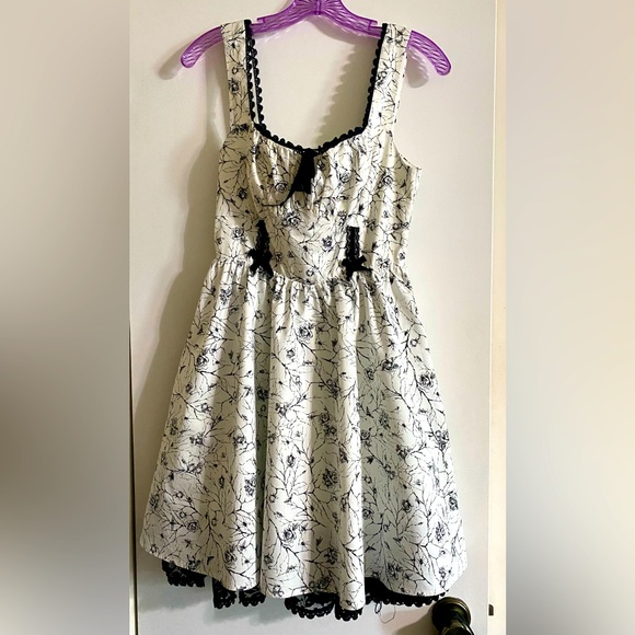 Hot Topic Dresses & Skirts - Hot Topic White Cream Pleated Sundress Sleeveless medium